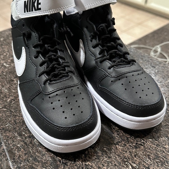 KIDS' NIKE BIG KID COURT BOROUGH MID 2 SNEAKERS - Picture 2 of 5